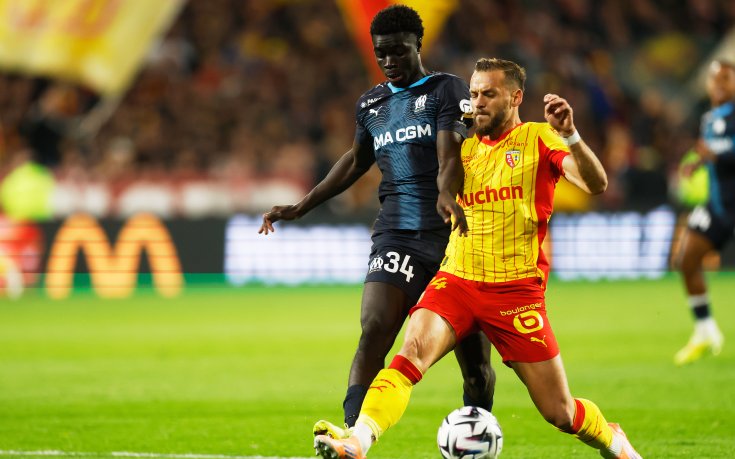 Защитник на Ланс с двойна фрактура на крака, ще отсъства с месеци