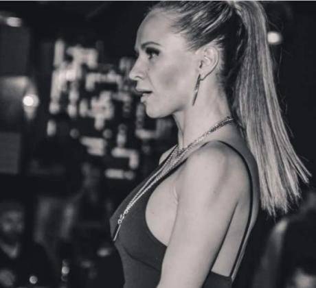 Популярната българска певица Лора Караджова съобщи радостната новина че е