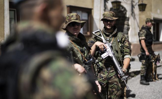 Швейцария гласува дали да въведе задължителна служба и за жените