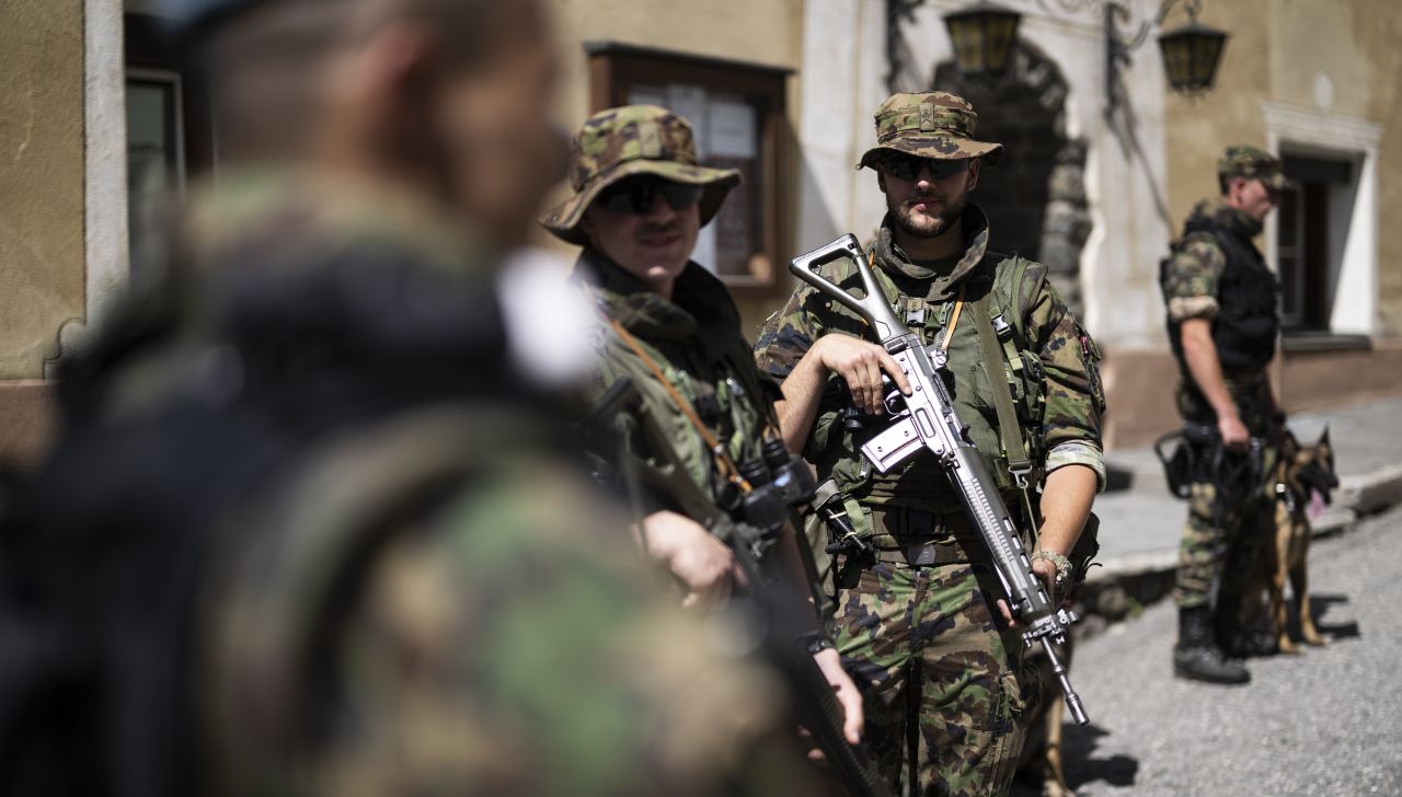 Швейцария гласува дали да въведе задължителна служба и за жените