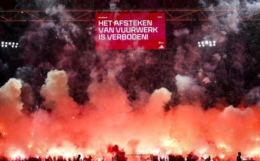 Феновете на Аякс прекратиха мач на своя тим с брутално пирошоу