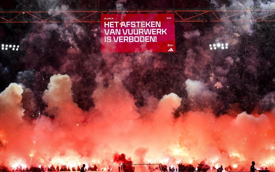 Феновете на Аякс прекратиха мач на своя тим с брутално пирошоу