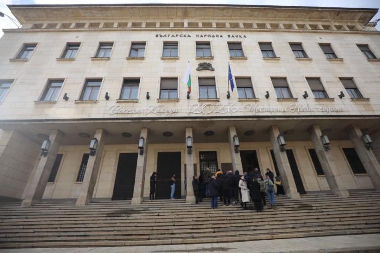 Опашка пред БНБ за стартовите пакети с български евромонети