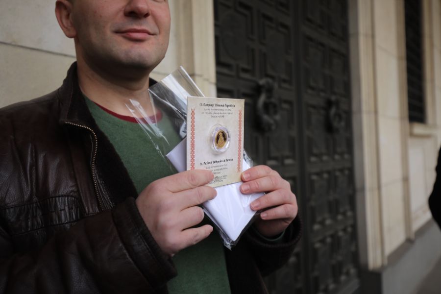 <p>Граждани се редят на опашка пред централната сграда на Българската народна банка (БНБ) в София, за да придобият стартови комплекти с евромонети с българската национална страна, които са в продажба от днес, 1 декември.</p>