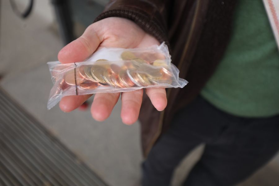 <p>Граждани се редят на опашка пред централната сграда на Българската народна банка (БНБ) в София, за да придобият стартови комплекти с евромонети с българската национална страна, които са в продажба от днес, 1 декември.</p>