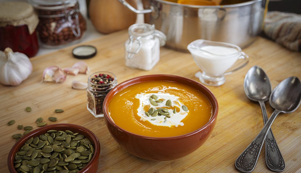 <p>Тиквените семки могат лесно да бъдат включени в диетата ви, като ги добавите към салати, зърнени храни или ги консумирате като самостоятелна закуска.</p>