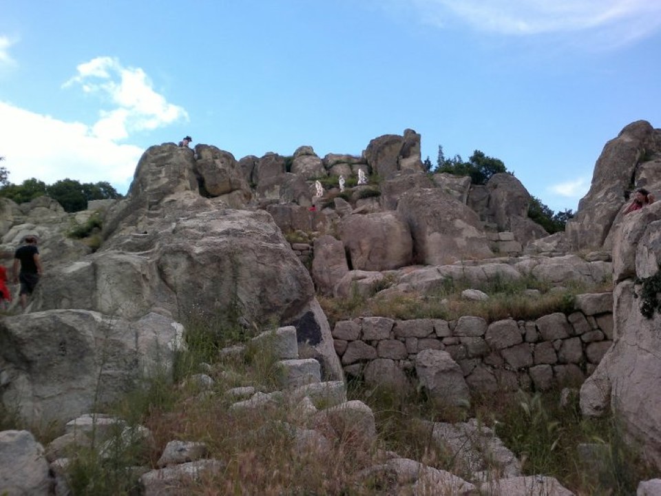 <p>Перперикон, Татул и Караджов камък са малка част от чудатите обиталища на древни народи, които се простират по нашите земи.</p>