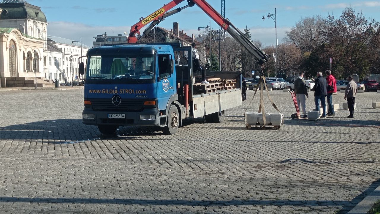 <p>Депутатският паркинг при храма &quot;Св. Александър Невски&quot; вече е площад</p>