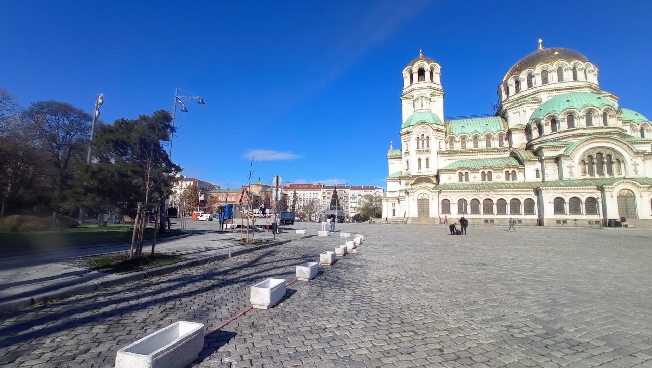<p>Депутатският паркинг при храма &quot;Св. Александър Невски&quot; вече е площад</p>