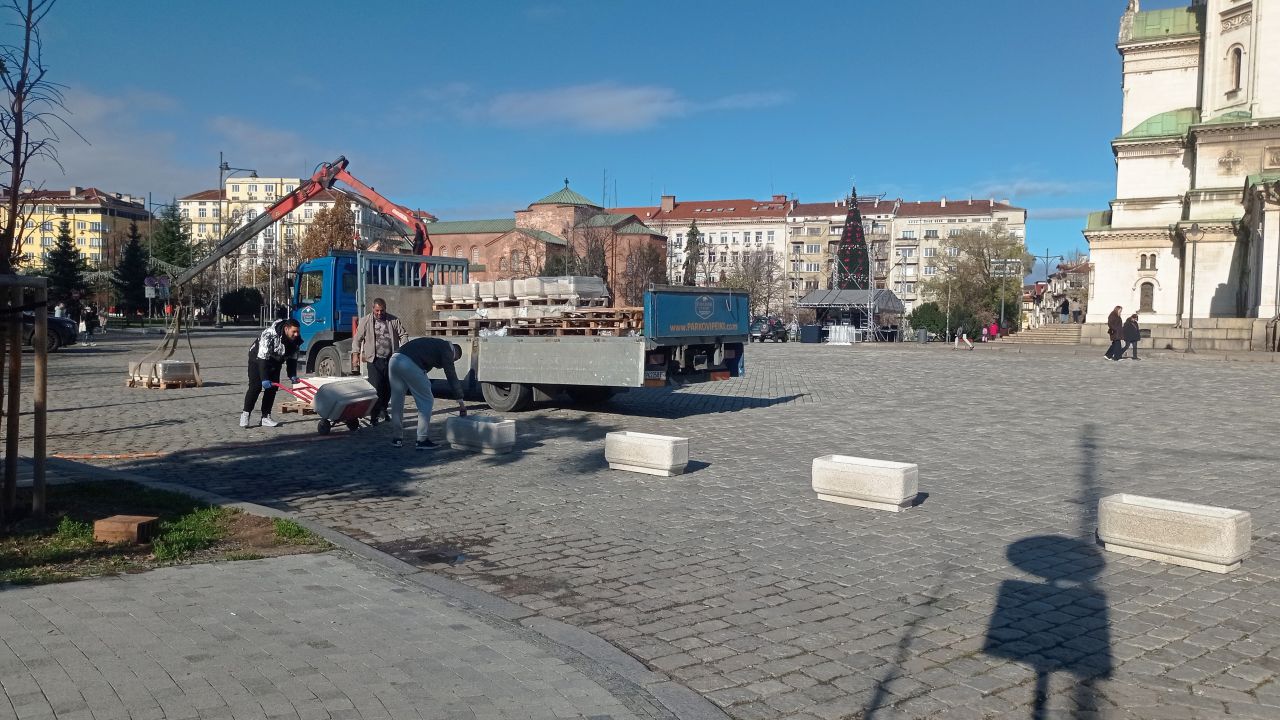 <p>Депутатският паркинг при храма &quot;Св. Александър Невски&quot; вече е площад</p>