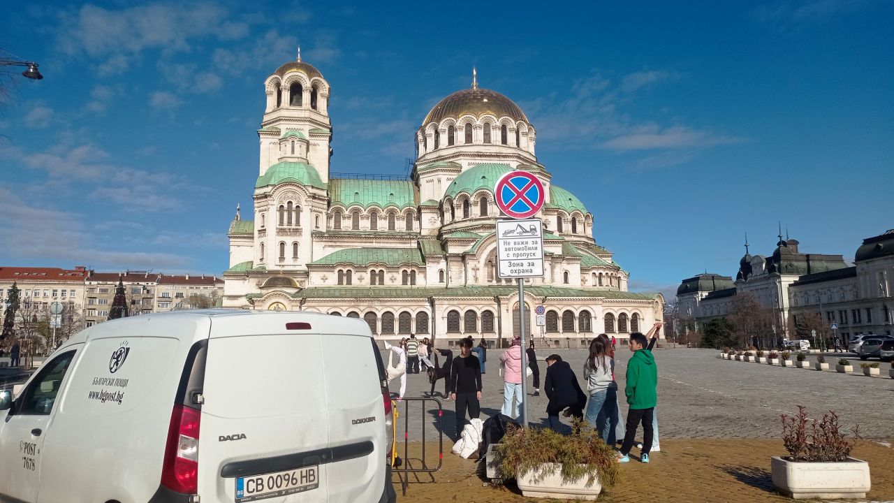 <p>Депутатският паркинг при храма &quot;Св. Александър Невски&quot; вече е площад</p>
