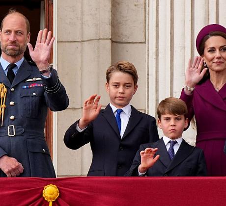 Зад кралските усмивки перфектните кадри и историческия момент пред болницата