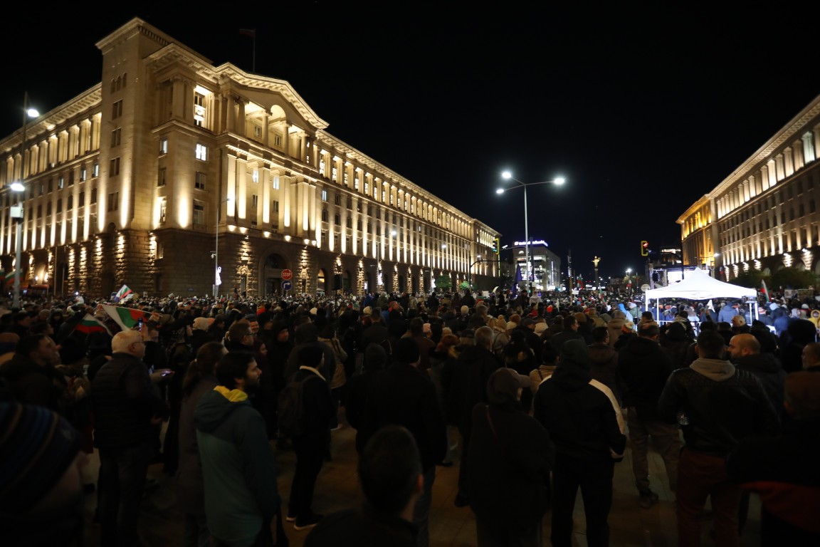 <p>Граждани се събираха пред Министерския съвет на протест срещу бюджета за 2026 г.</p>