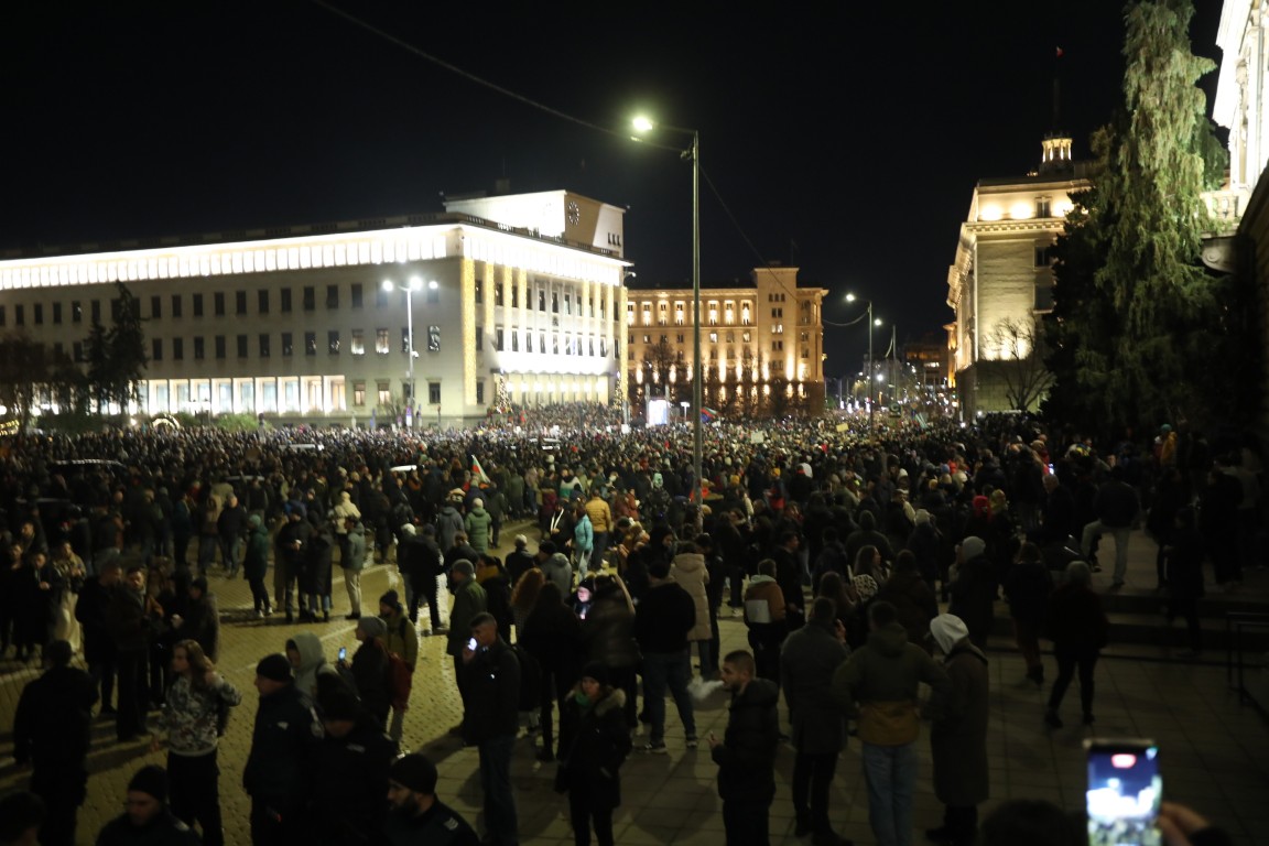 <p>Граждани се събираха пред Министерския съвет на протест срещу бюджета за 2026 г.</p>