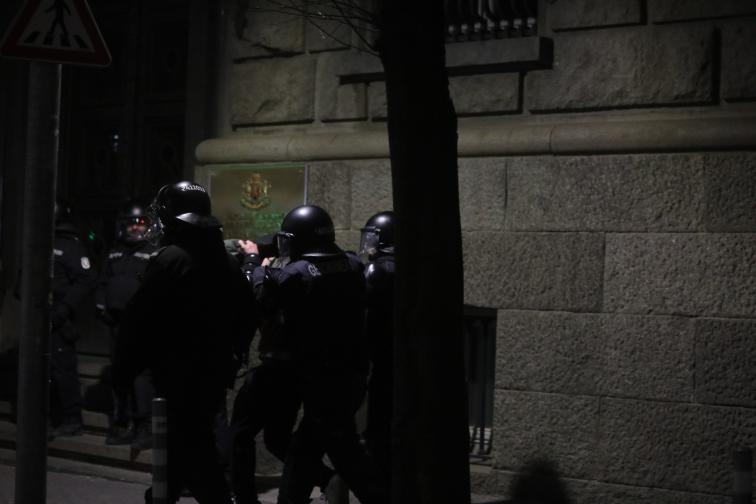 Мирен протест последван от сблъсъци с полицията палежи пострадали и