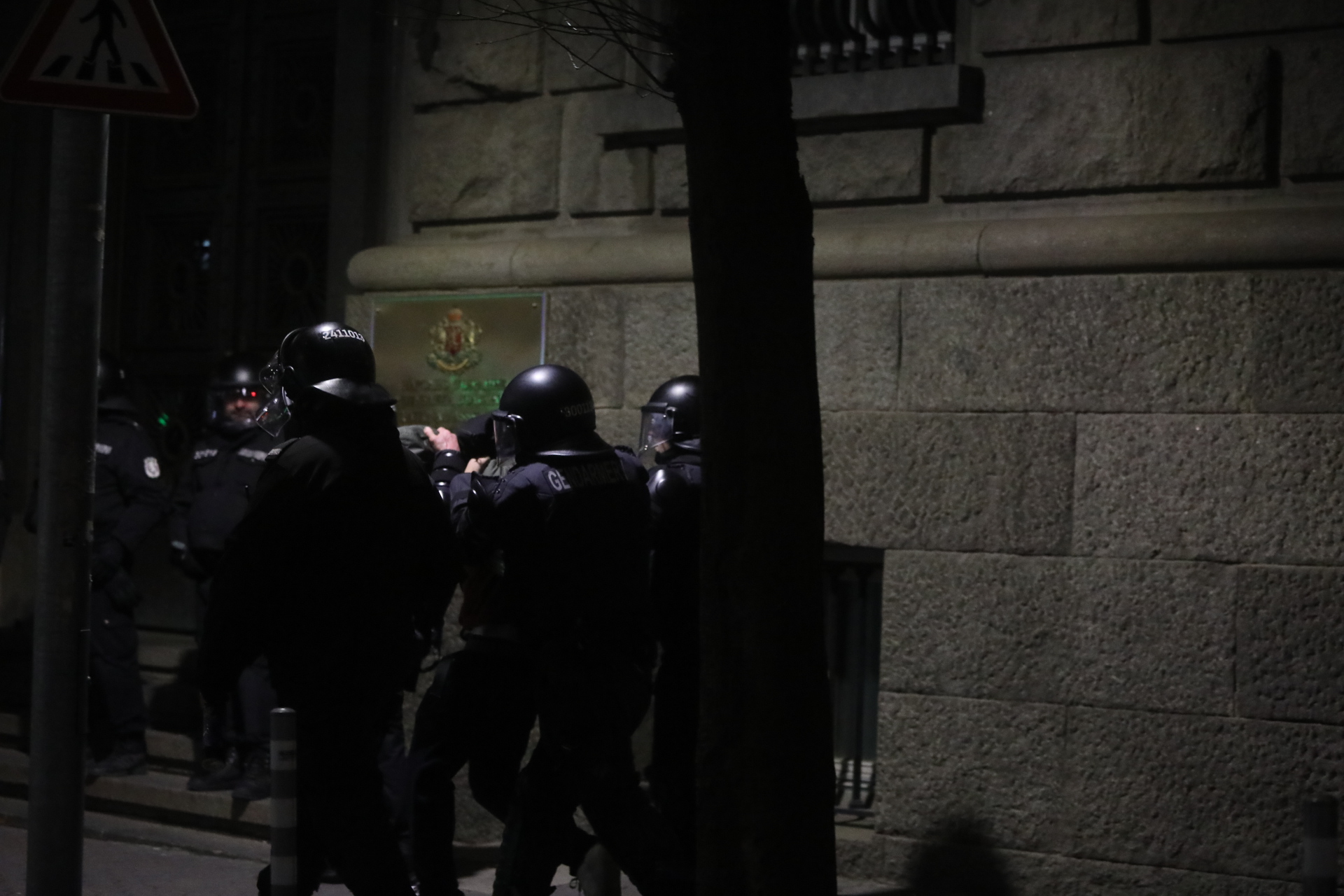 <p>Мирен протест, последван от сблъсъци с полицията, палежи, пострадали и задържани в София</p>