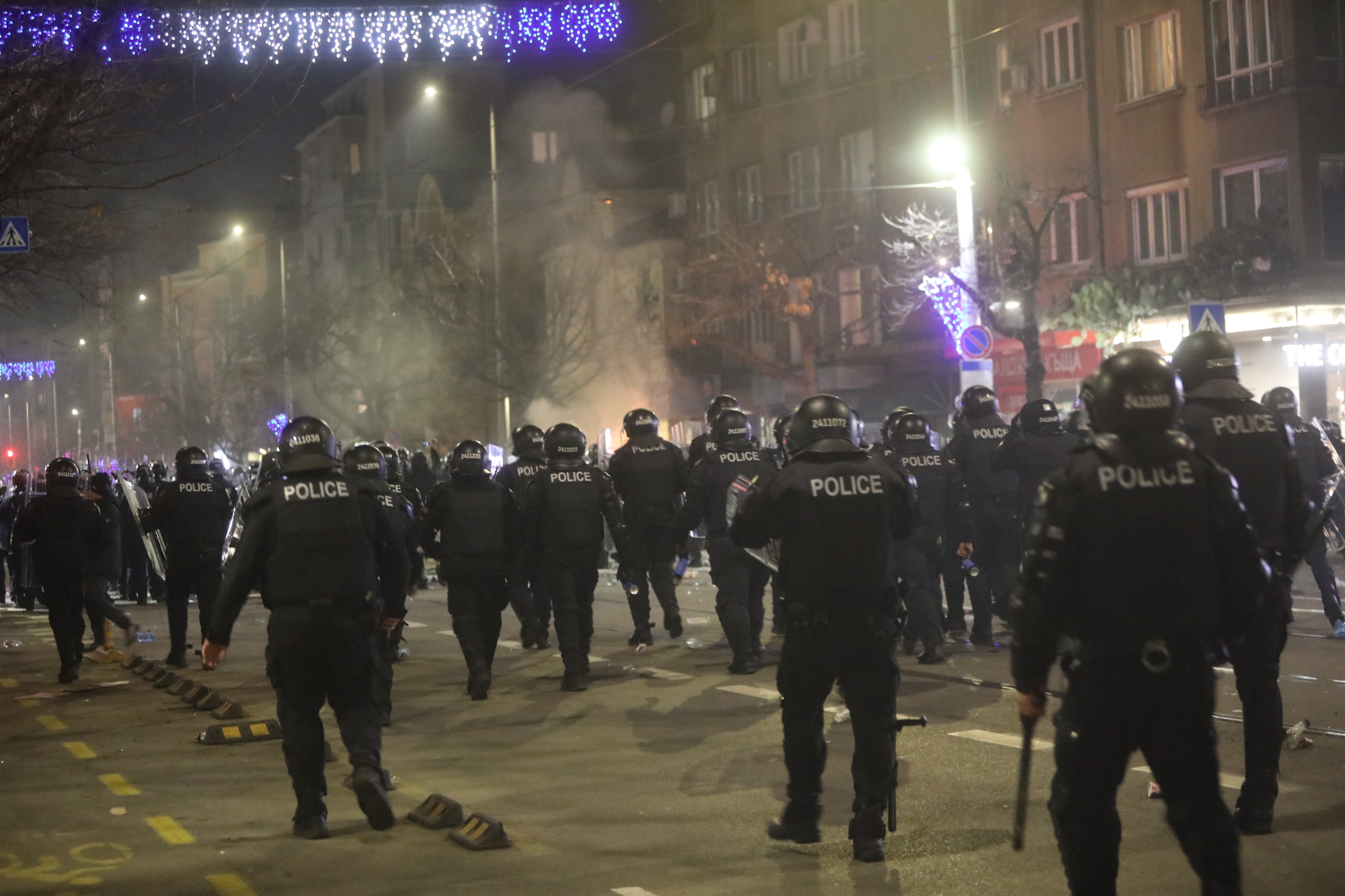 <p>Мирен протест, последван от сблъсъци с полицията, палежи, пострадали и задържани в София</p>