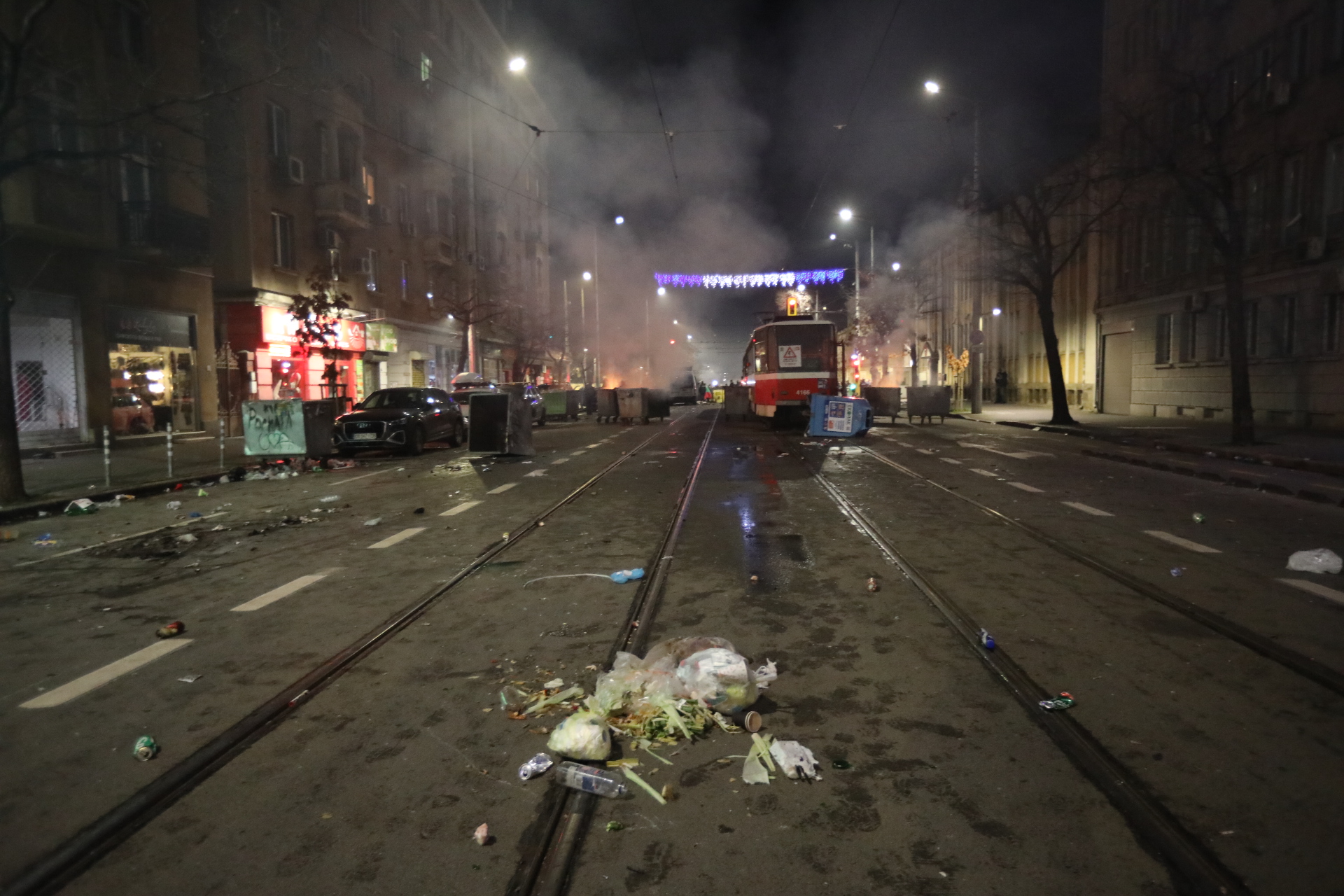 <p>Мирен протест, последван от сблъсъци с полицията, палежи, пострадали и задържани в София</p>