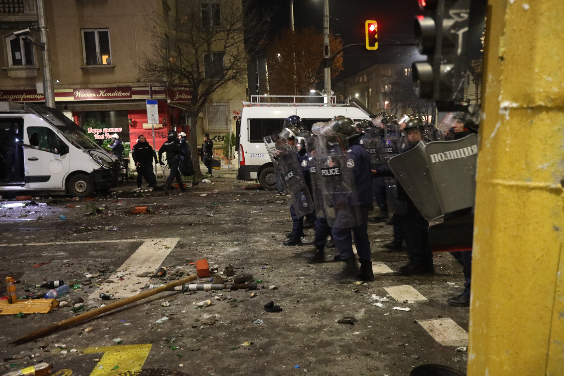 <p>Мирен протест, последван от сблъсъци с полицията, палежи, пострадали и задържани в София</p>