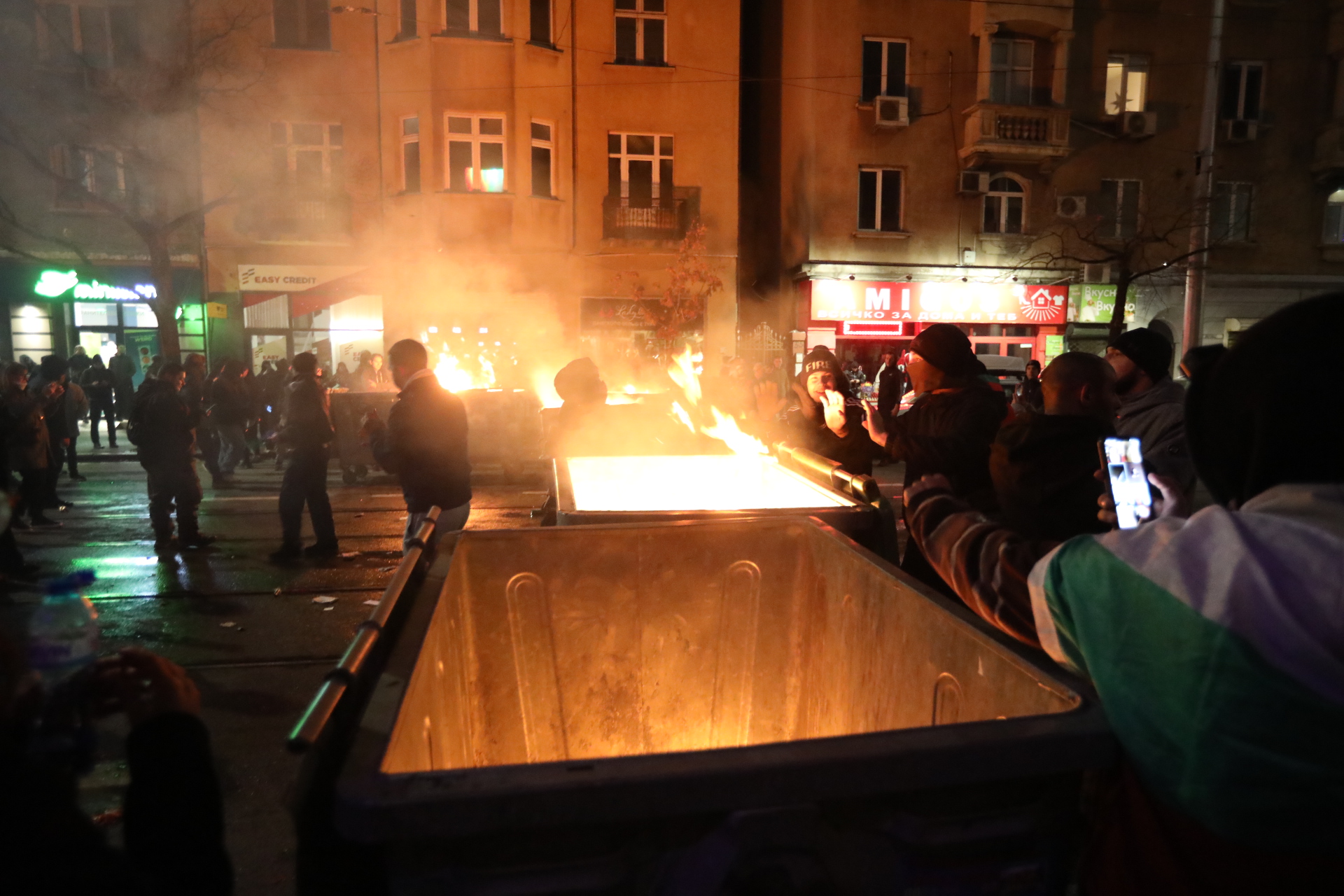 <p>Мирен протест, последван от сблъсъци с полицията, палежи, пострадали и задържани в София</p>