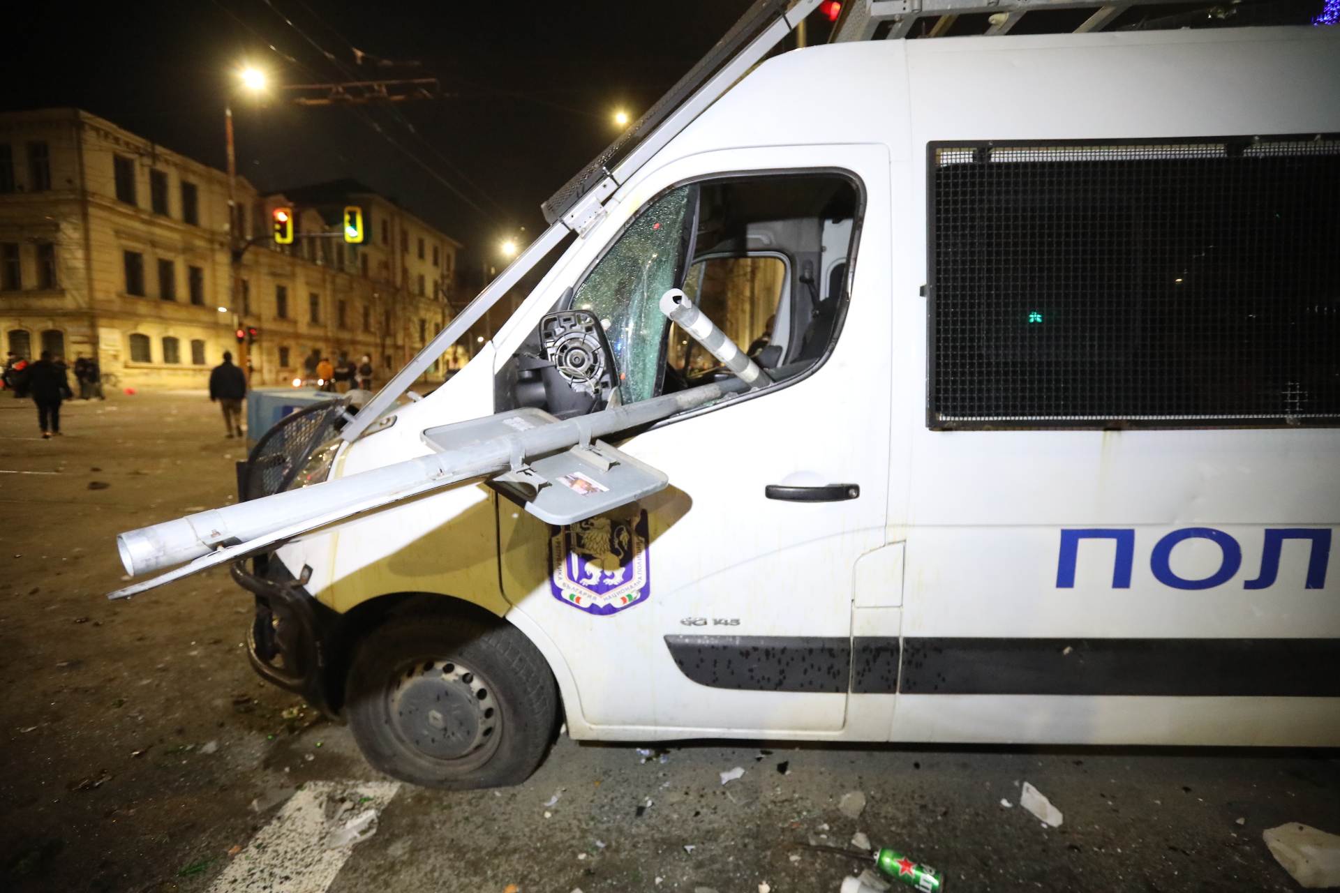 <p>Мирен протест, последван от сблъсъци с полицията, палежи, пострадали и задържани в София</p>