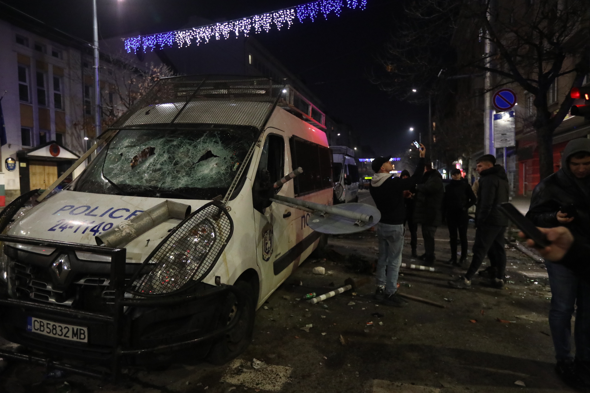 <p>Мирен протест, последван от сблъсъци с полицията, палежи, пострадали и задържани в София</p>