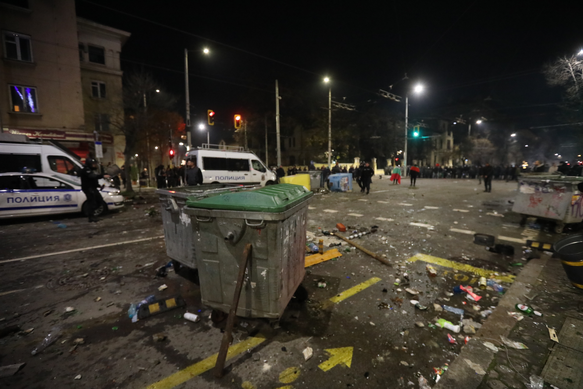 <p>Мирен протест, последван от сблъсъци с полицията, палежи, пострадали и задържани в София</p>