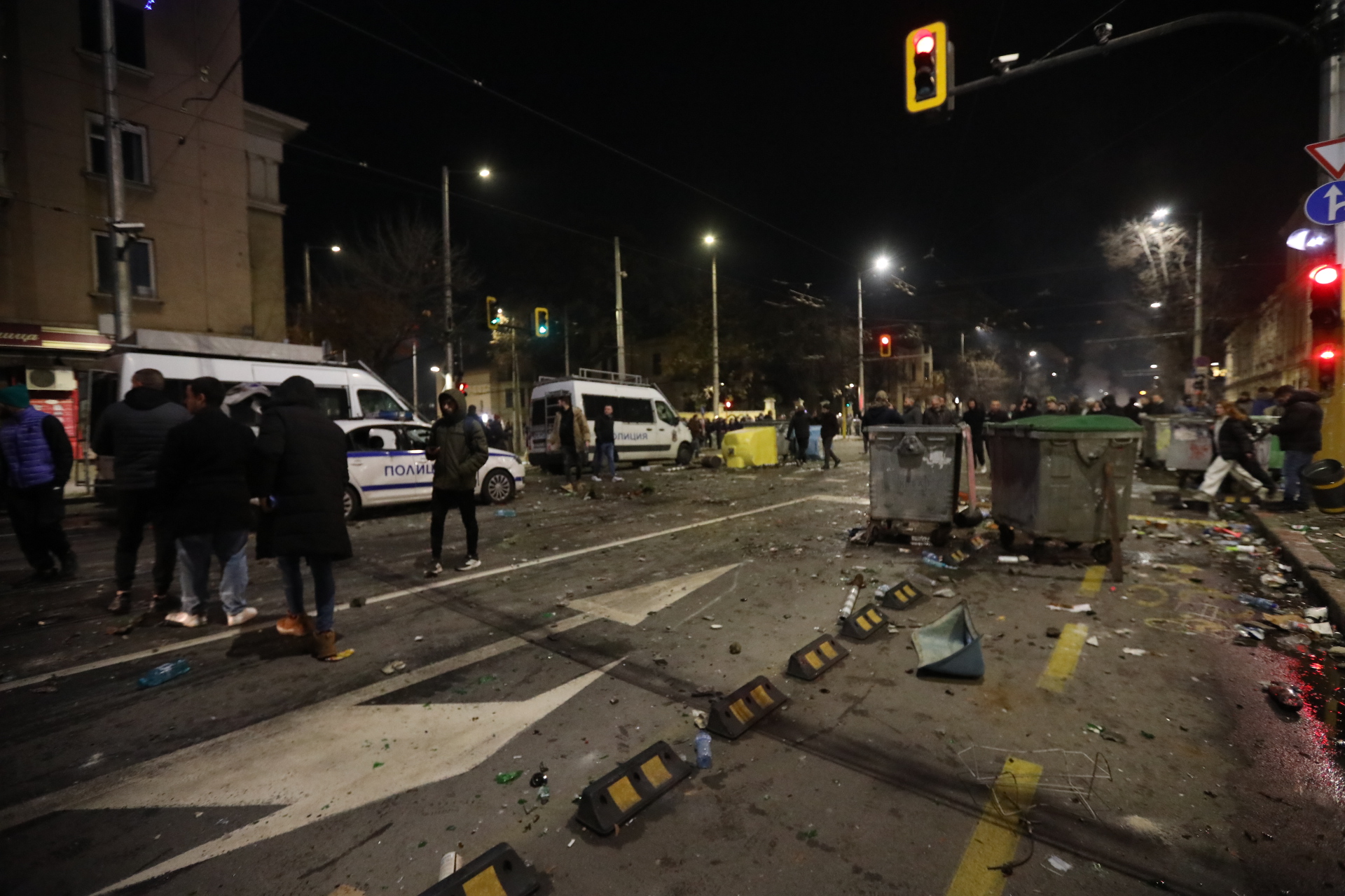 <p>Мирен протест, последван от сблъсъци с полицията, палежи, пострадали и задържани в София</p>