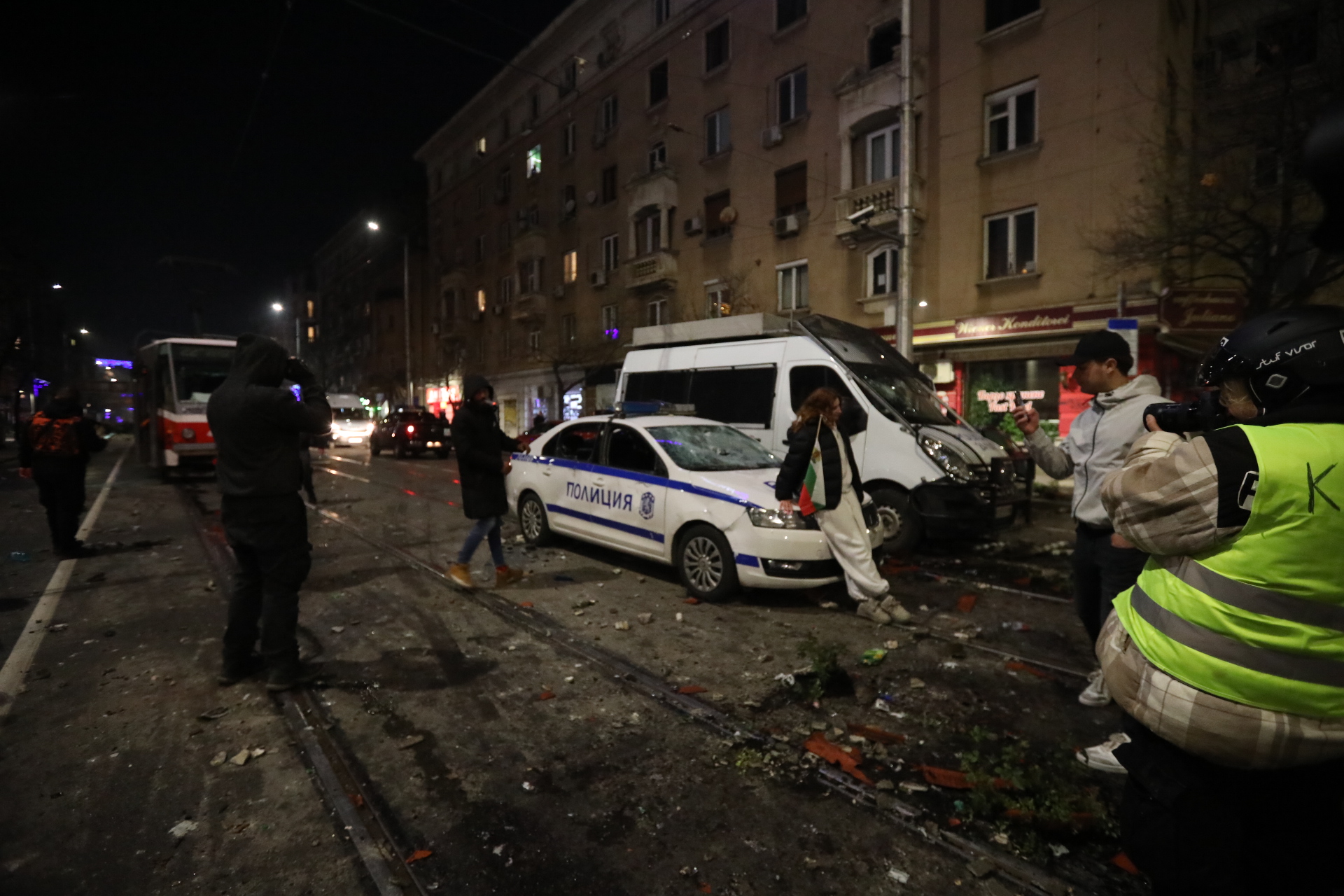 <p>Мирен протест, последван от сблъсъци с полицията, палежи, пострадали и задържани в София</p>