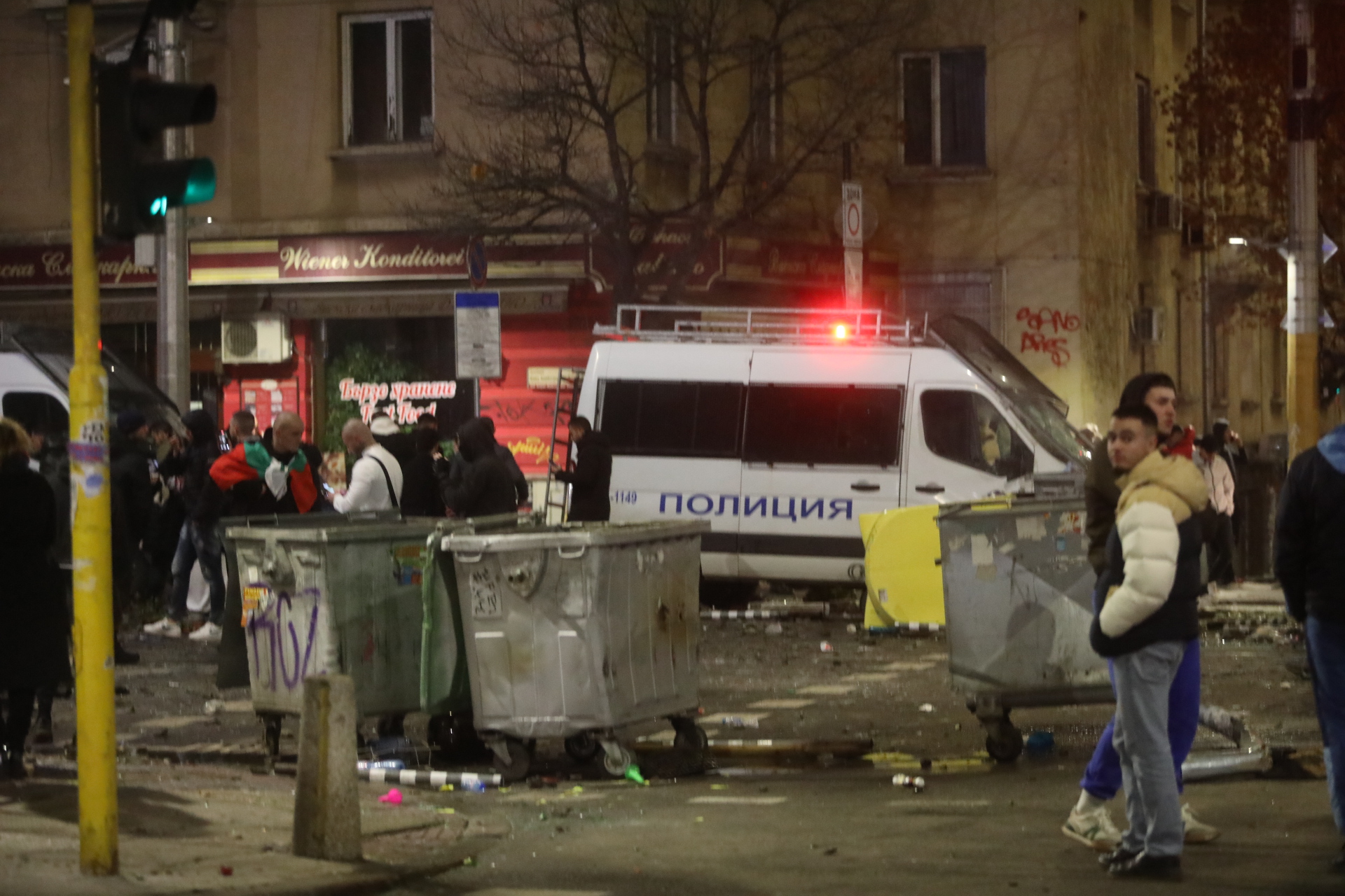 <p>Мирен протест, последван от сблъсъци с полицията, палежи, пострадали и задържани в София</p>