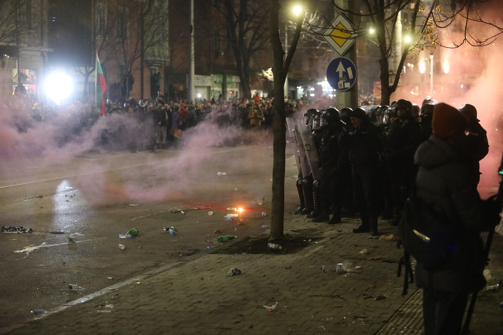 <p>Мирен протест, последван от сблъсъци с полицията, палежи, пострадали и задържани в София</p>