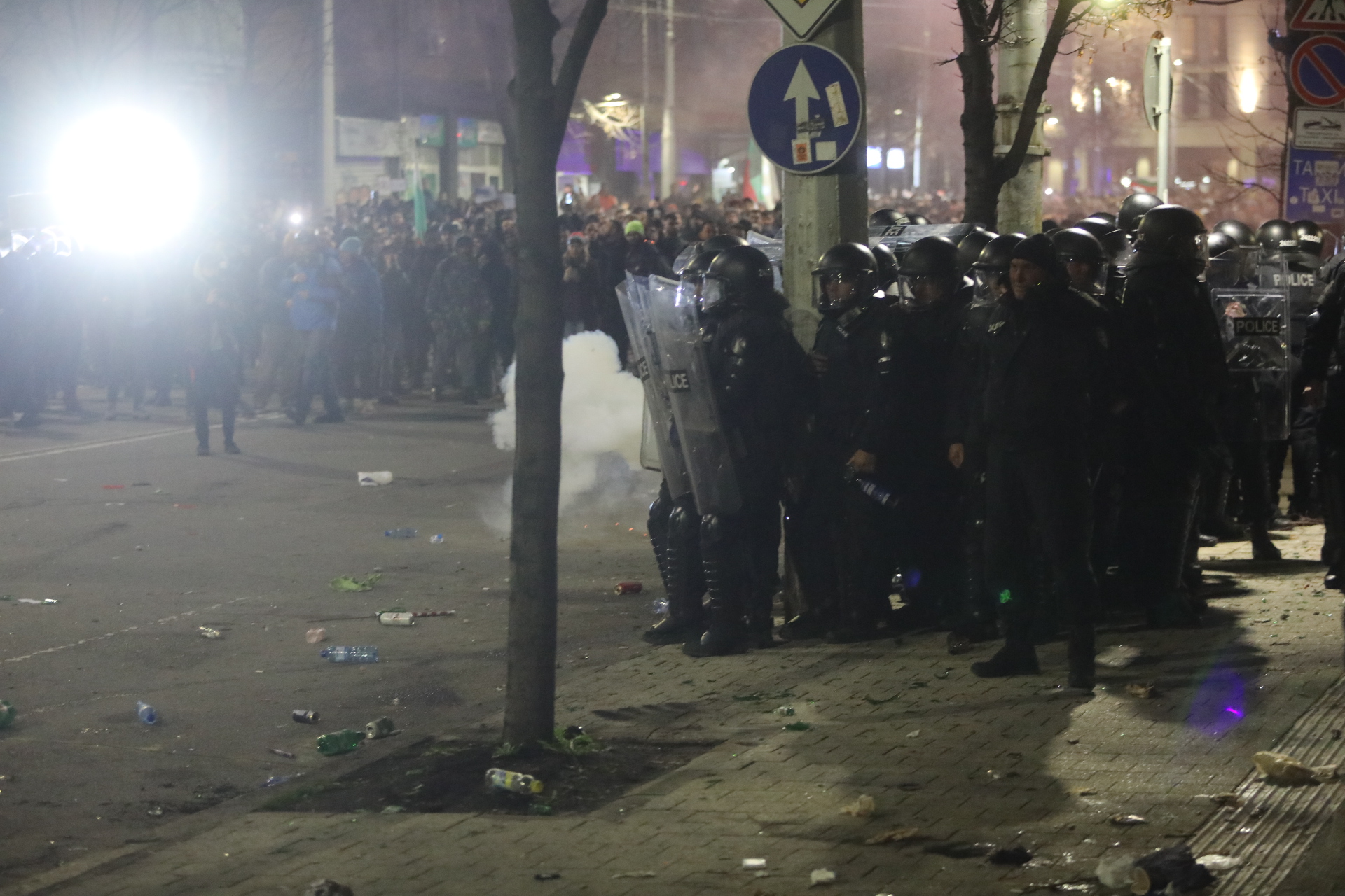 <p>Мирен протест, последван от сблъсъци с полицията, палежи, пострадали и задържани в София</p>