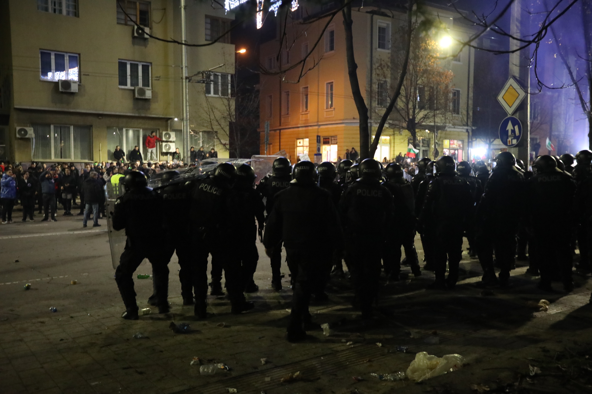 <p>Мирен протест, последван от сблъсъци с полицията, палежи, пострадали и задържани в София</p>