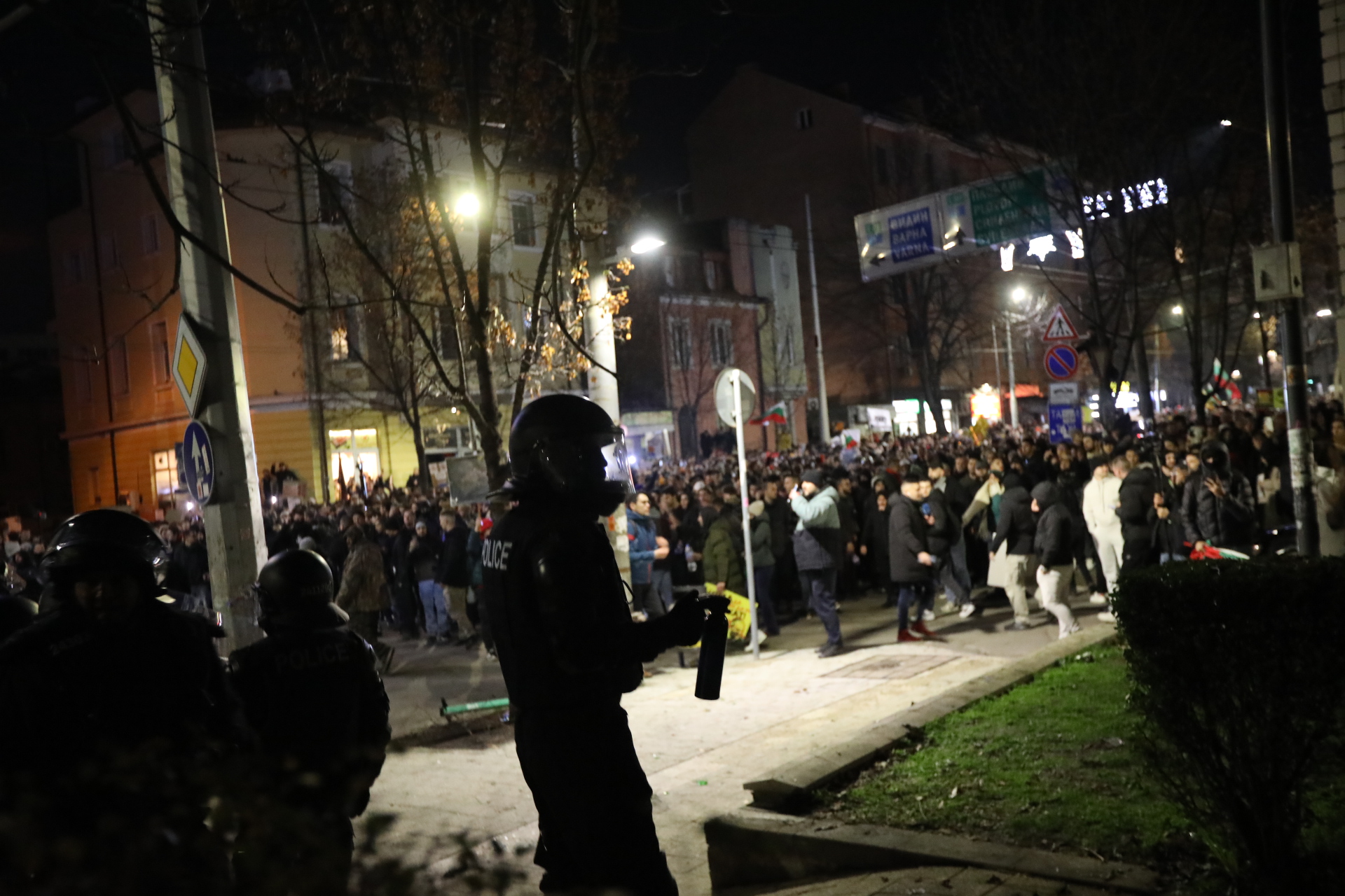 <p>Мирен протест, последван от сблъсъци с полицията, палежи, пострадали и задържани в София</p>