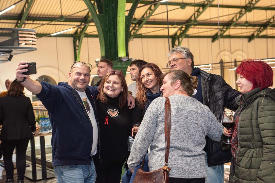 Популярни личности, лекари и пациенти застанаха заедно срещу ХИВ стигмата.