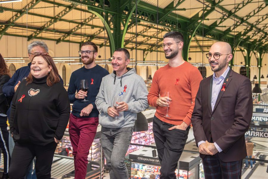 Популярни личности, лекари и пациенти застанаха заедно срещу ХИВ стигмата.