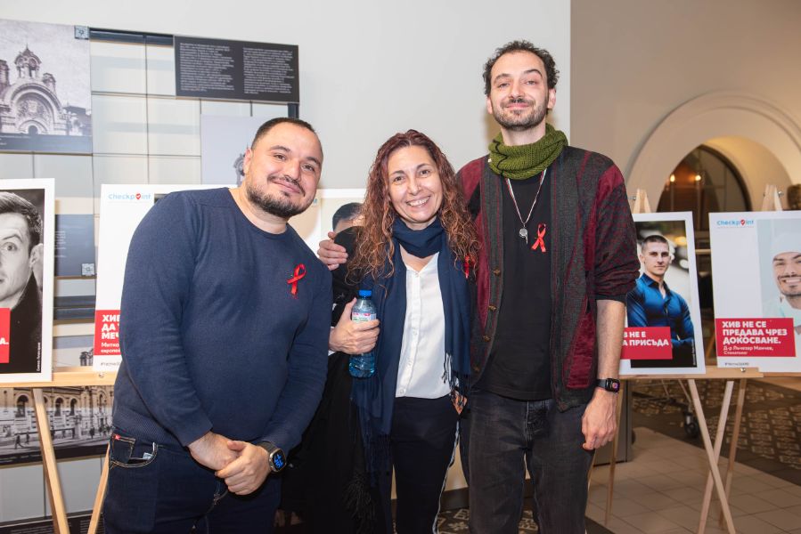 Популярни личности, лекари и пациенти застанаха заедно срещу ХИВ стигмата.