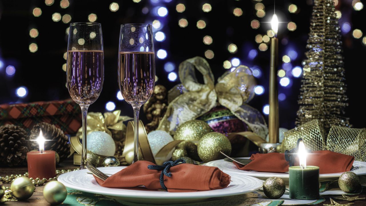 <p><iframe frameborder="0" height="445" scrolling="no" src="https://assets.pinterest.com/ext/embed.html?id=905012487634605409" width="345"></iframe></p>

<p><strong>Изяжте 12 гроздови зърна в полунощ (Испания)</strong></p>

<p>Nochevieja е традиция, произхождаща от Испания, но популярна и в Мексико, която цели да донесе късмет през следващата година. Точно в полунощ празнуващите изяждат as doce uvas de la suerte&nbsp;(&bdquo;12-те гроздови зърна на късмета&ldquo;), които символизират дванадесетте удара на часовника</p>