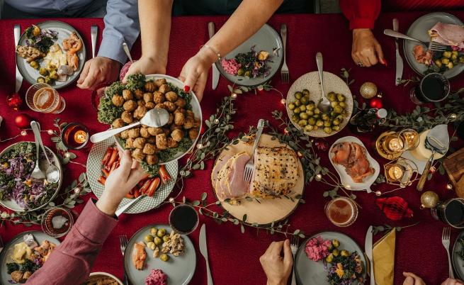 Преяждане, алкохол и стрес - как празниците удрят организма ни