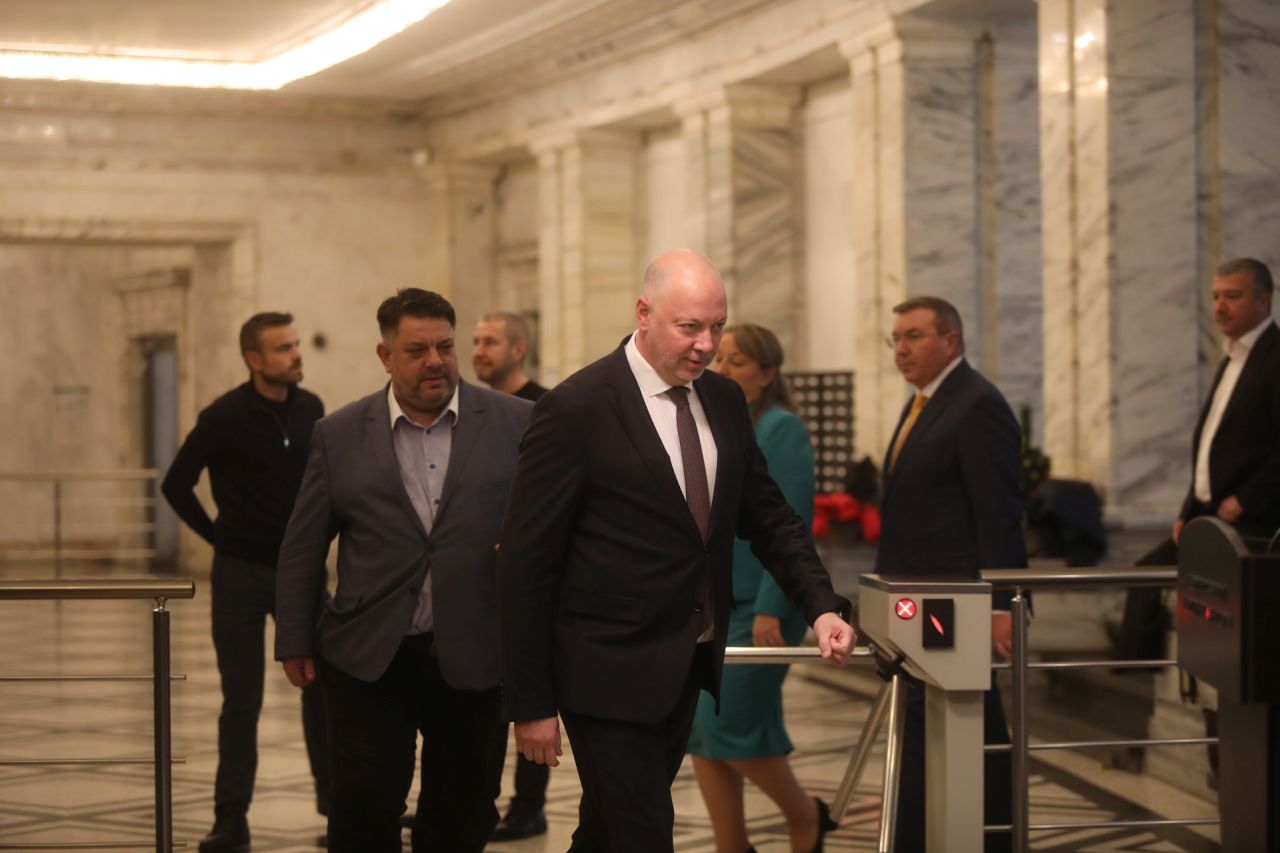 <p>Днес правителството взе решение да оттегли проектите за Държавния бюджет, НЗОК и ДОО. Това каза след Съвета за съвместно управление премиерът Росен Желязков. Това означава нова бюджетна процедура, уточни той.</p>