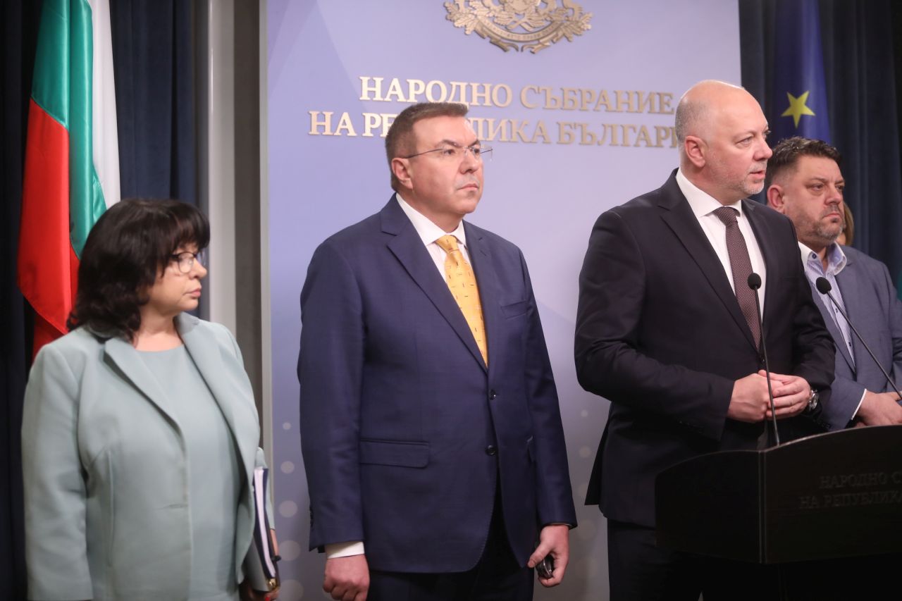 <p>Днес правителството взе решение да оттегли проектите за Държавния бюджет, НЗОК и ДОО. Това каза след Съвета за съвместно управление премиерът Росен Желязков. Това означава нова бюджетна процедура, уточни той.</p>