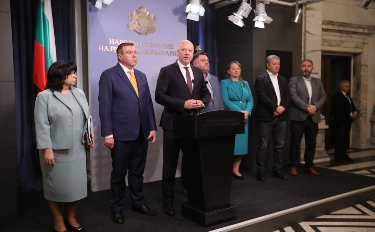 <p>Днес правителството взе решение да оттегли проектите за Държавния бюджет, НЗОК и ДОО. Това каза след Съвета за съвместно управление премиерът Росен Желязков. Това означава нова бюджетна процедура, уточни той.</p>