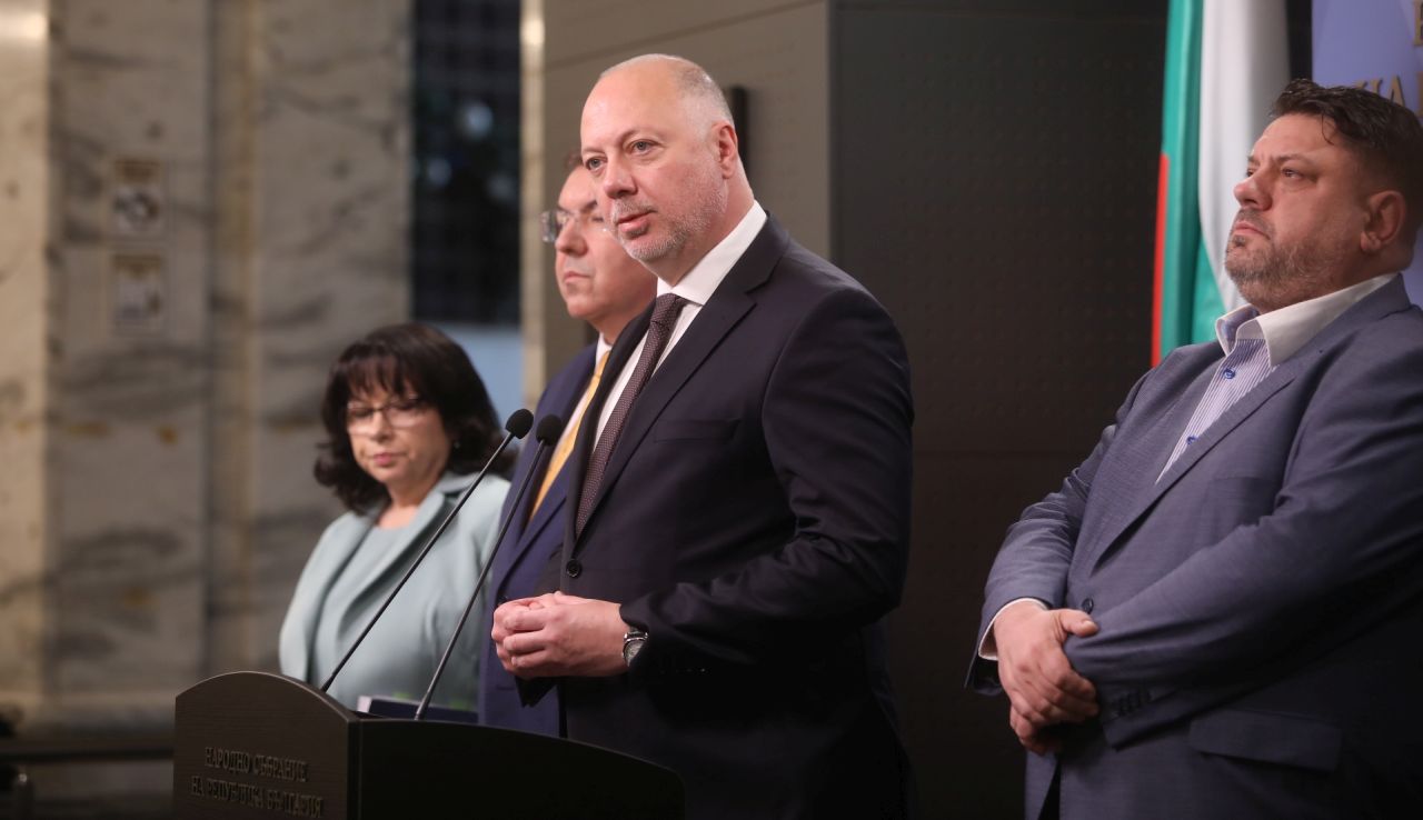 <p>Днес правителството взе решение да оттегли проектите за Държавния бюджет, НЗОК и ДОО. Това каза след Съвета за съвместно управление премиерът Росен Желязков. Това означава нова бюджетна процедура, уточни той.</p>