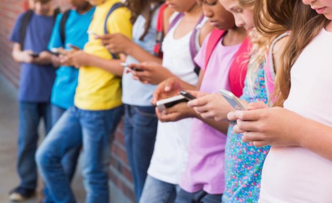 След Австралия: Швейцария може да забрани социалните мрежи за деца