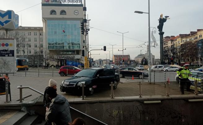 Катастрофа в центъра на София, кола помете заграждения и нахлу в пешеходна зона