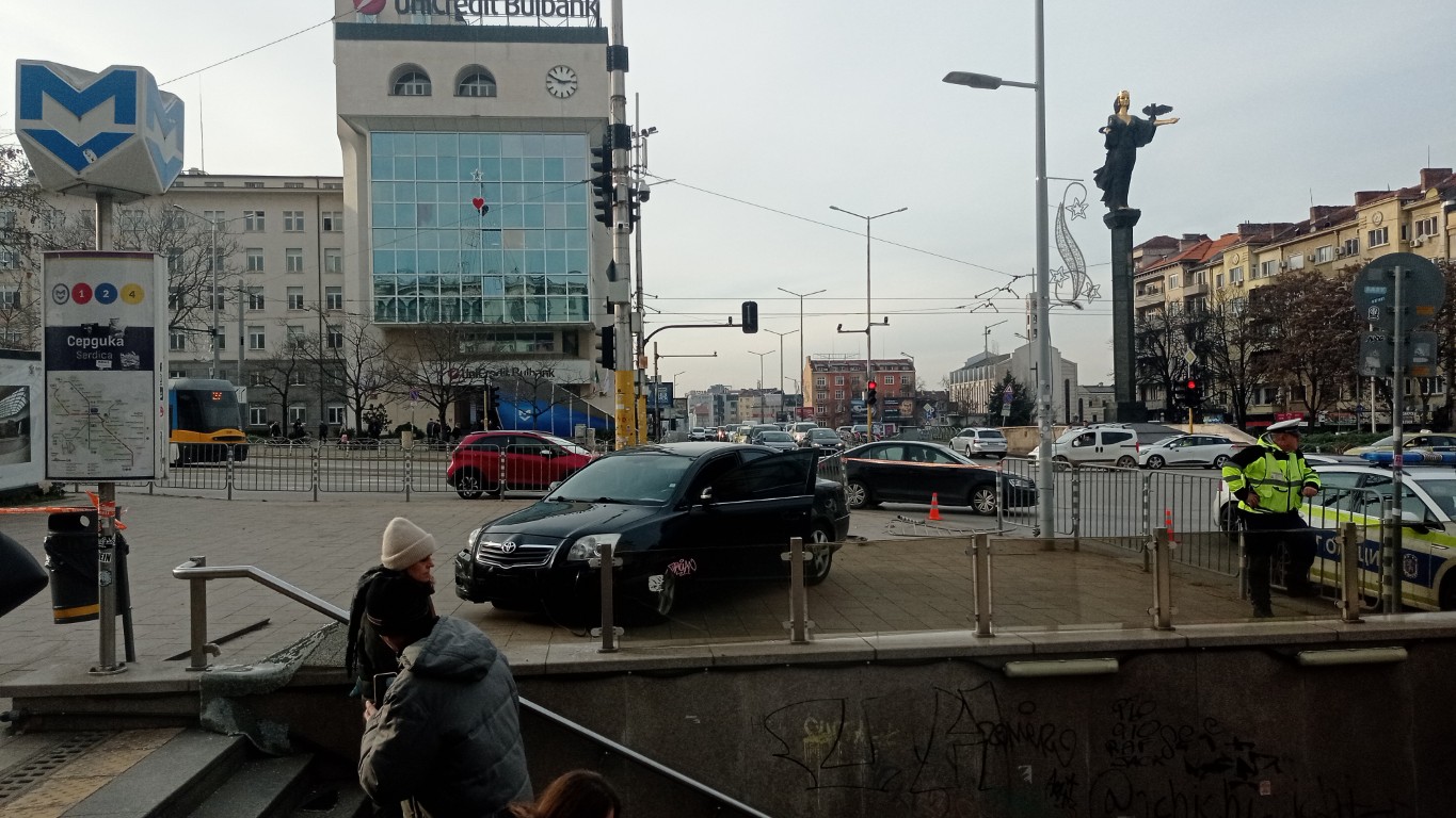 Катастрофа в центъра на София, кола помете заграждения и нахлу в пешеходна зона