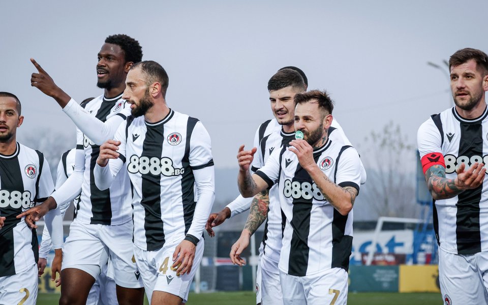 Младият татко Спас Делев изведе Локомотив София до ценна победа