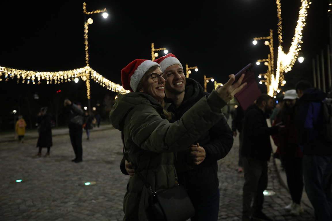 <p>Коледното дърво е украсено в бяло и червено с повече от 1300 украшения &ndash; коледни цветя и фигурки.</p>