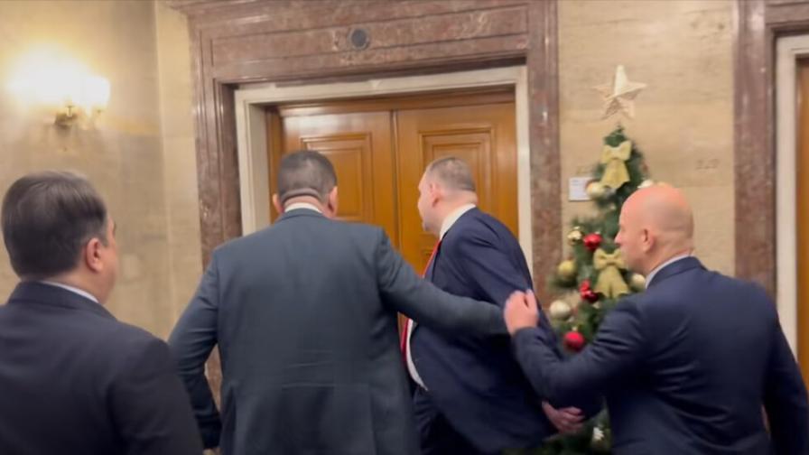 Скандал в НС: Стигна се до физически сблъсък между Мирчев и Пеевски (ВИДЕО)