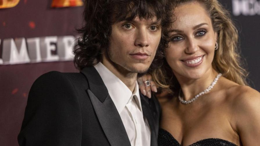 Майли Сайръс показа годежния пръстен:...